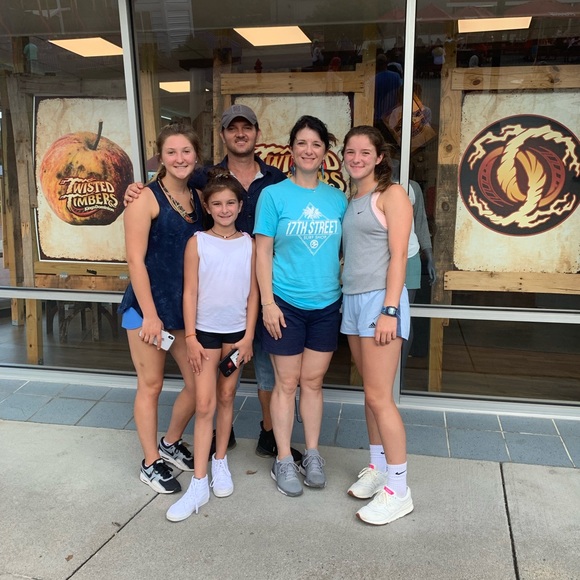 Profile Picture of Stacie Swan (@stacieswan) on Poshmark