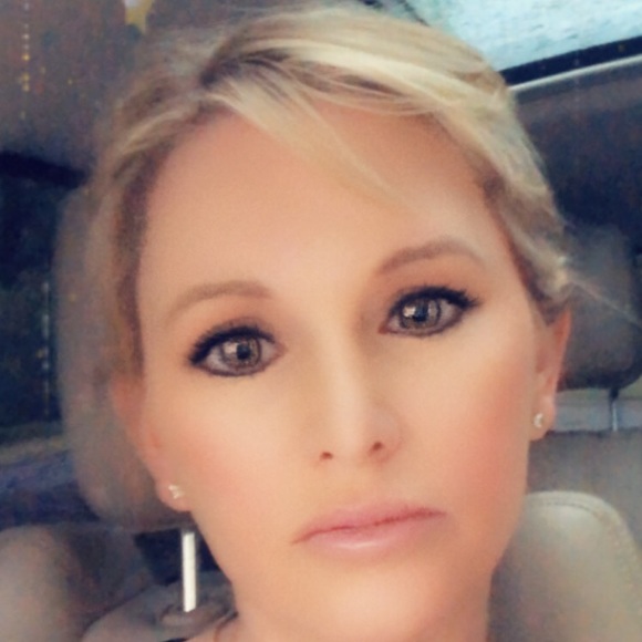 Profile Picture of Robyn Yerger (@robynyerger) on Poshmark