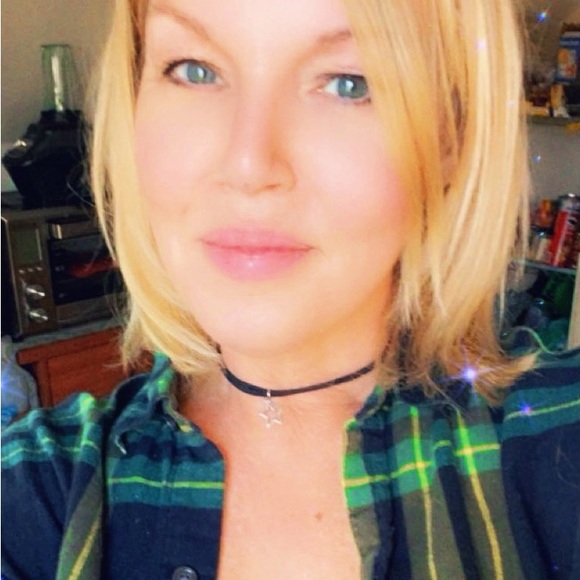 Profile Picture of Aimee Delrose (@aimeedelrose) on Poshmark