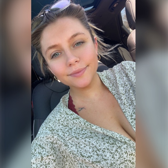 Profile Picture of Katelyn Sharier (@katelynsharier) on Poshmark