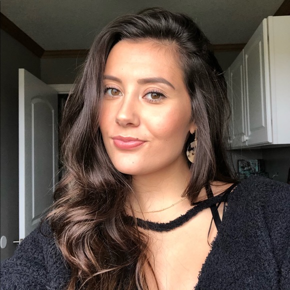 Profile Picture of Jaidyn Hale (@halejaidyn) on Poshmark