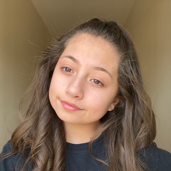 Profile Picture of Leah Hendrix (@leahhendrix) on Poshmark
