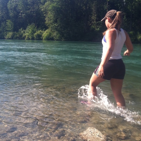 Profile Picture of Samantha Hastings (@seattlesam) on Poshmark