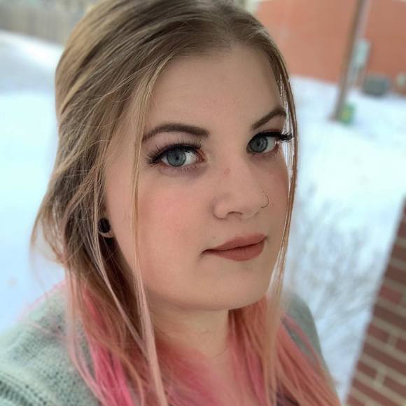 Profile Picture of Mary Moritz (@snickysnaxx) on Poshmark