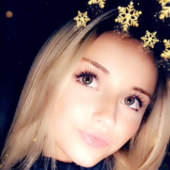 Profile Picture of Holly Osborn (@hlo2000) on Poshmark