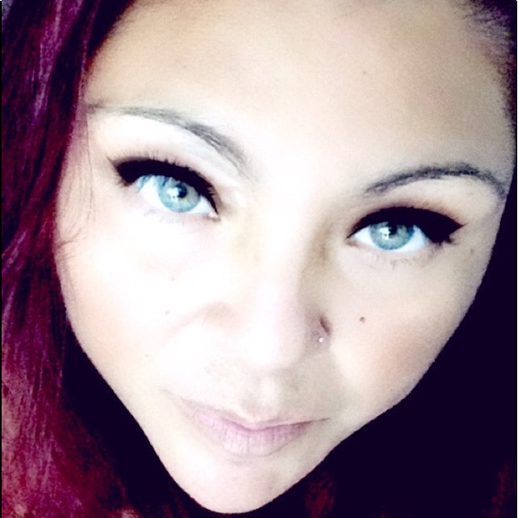 Profile Picture of April Ortiz (@aprilsim1) on Poshmark