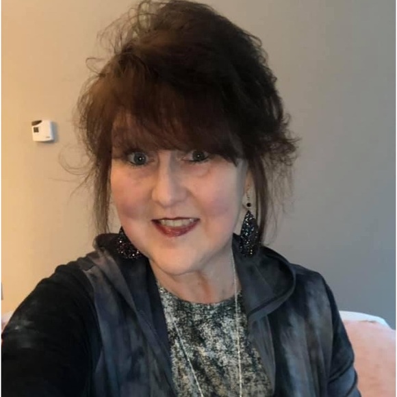 Profile Picture of Gina Tidwell (@gtidable) on Poshmark