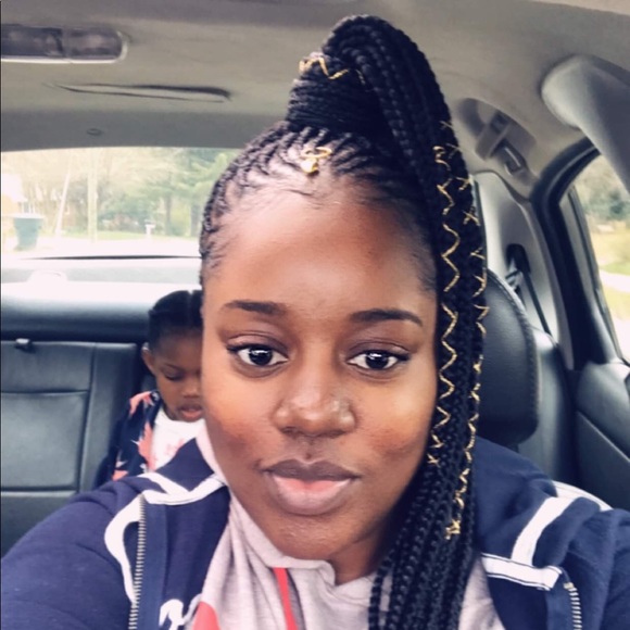 Profile Picture of Melanie Edwards (@melanieedwar484) on Poshmark