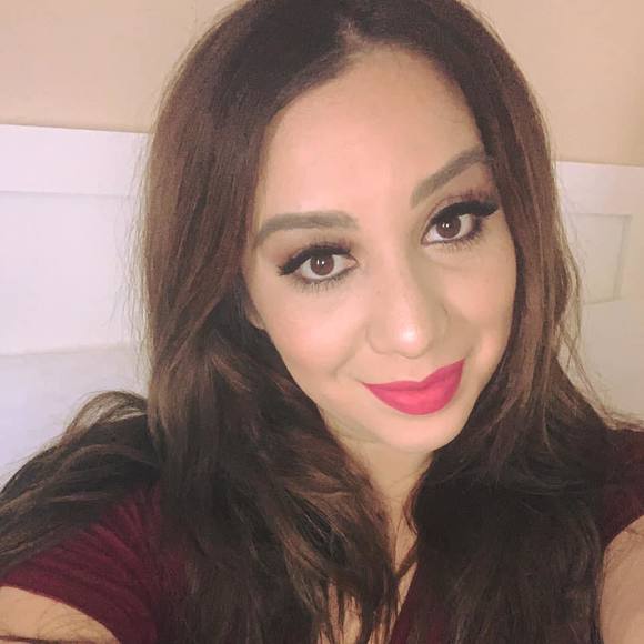 Profile Picture of Arlena Alexander (@lanabug85) on Poshmark