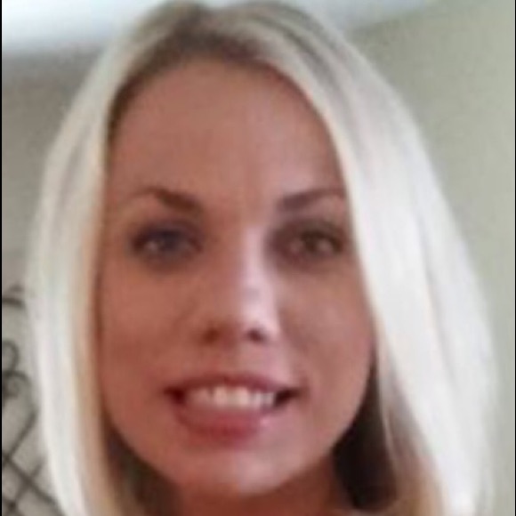 Profile Picture of Michele Hooks (@chelelhooks) on Poshmark