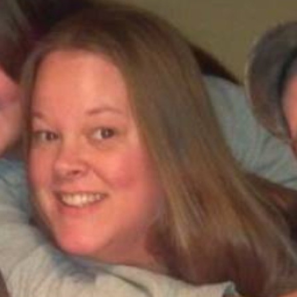 Profile Picture of Robin Mahler (@mahlermom40) on Poshmark