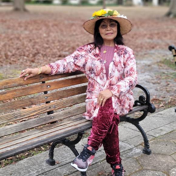 Profile Picture of Łiiŋa Şgiŋŋ (@lgsimbahon2001) on Poshmark