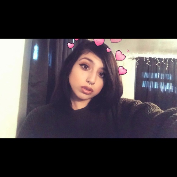 Profile Picture of Athena Perez (@athenamvria) on Poshmark
