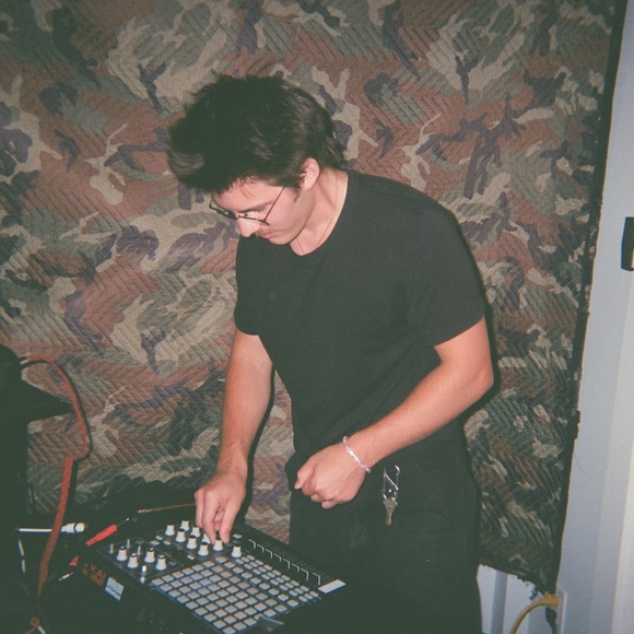 Profile Picture of Benny Bursell (@bennyfool) on Poshmark