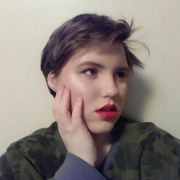 Profile Picture of Erin Fitzhugh (@erin_fitzhugh) on Poshmark