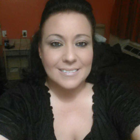 Profile Picture of Vickie Neitch (@vsn1271) on Poshmark