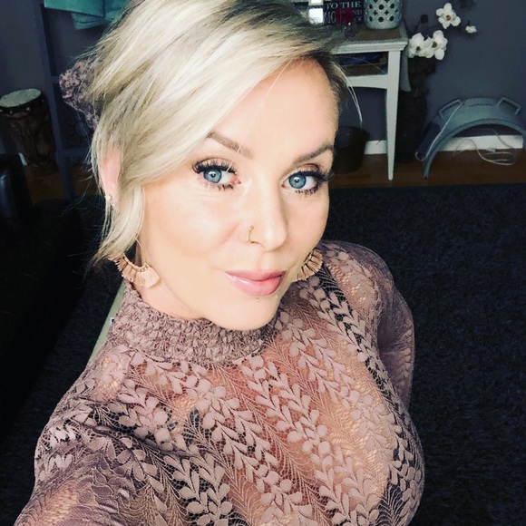 Profile Picture of Loni Macdonald (@lonimac11) on Poshmark