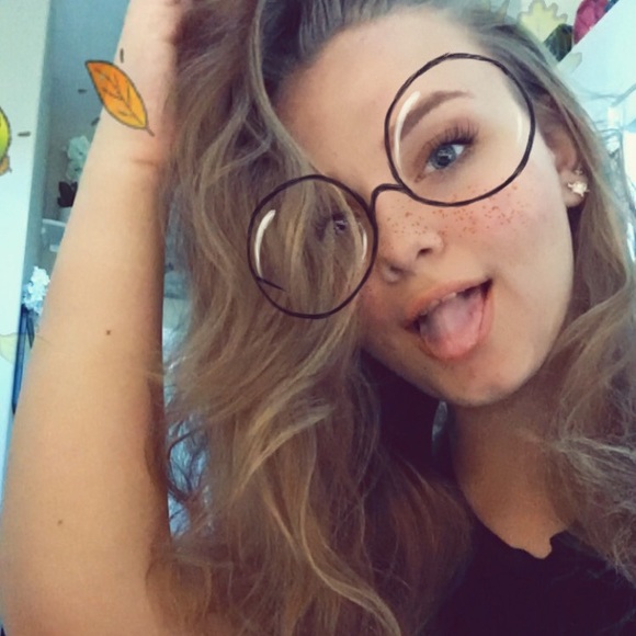 Profile Picture of Lexi Henry (@ohheyitslexi) on Poshmark
