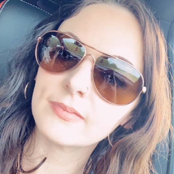 Profile Picture of Courtney Benzel (@courtneybenzel) on Poshmark