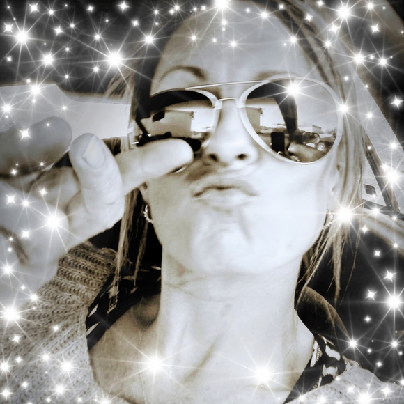 Profile Picture of Wendy Fillmer (@wendyfillmer7) on Poshmark