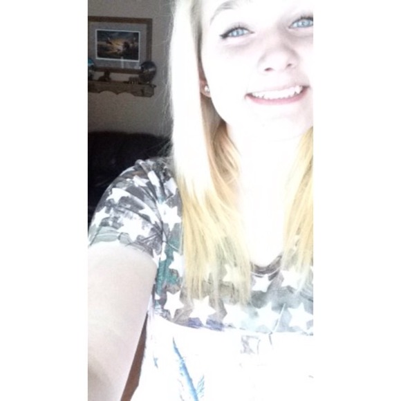 Profile Picture of Dezi Hetchler (@deziii_2028) on Poshmark