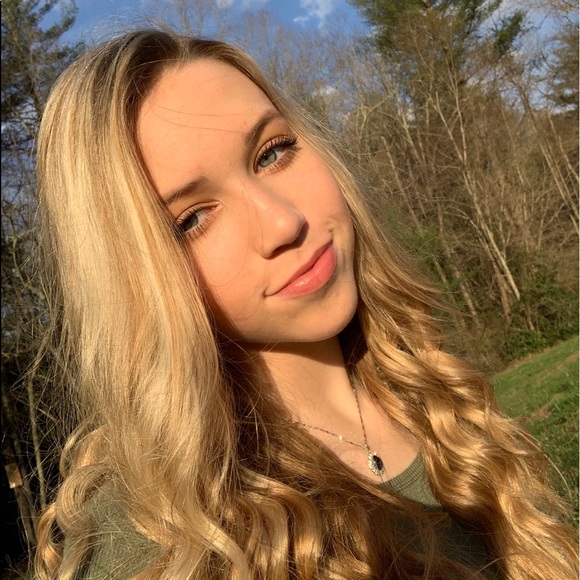 Profile Picture of Annalise Rash (@annalise_rash) on Poshmark