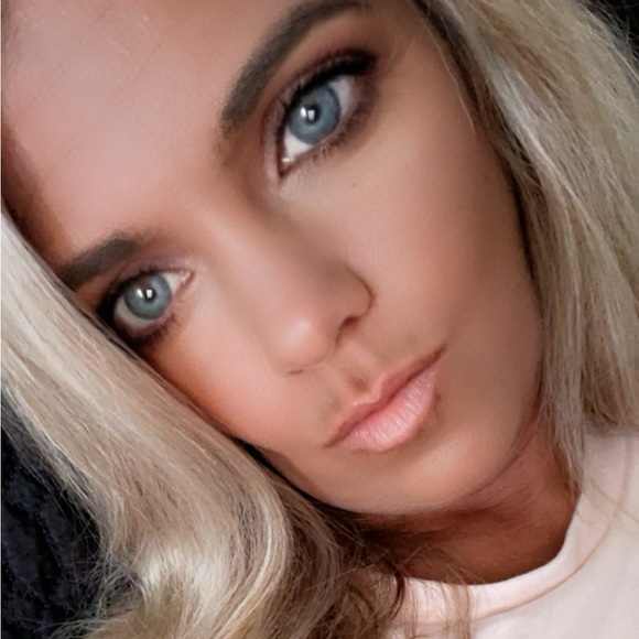 Profile Picture of Bobbie Sturman (@bobbiesturman) on Poshmark