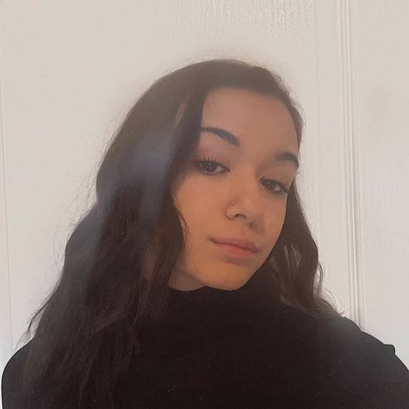 Profile Picture of Daniela Pereira (@scndwavethreada) on Poshmark