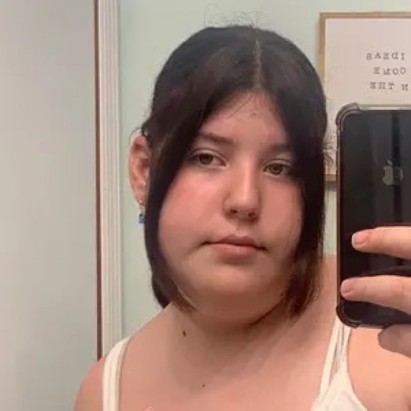 Profile Picture of Olivia Deevers (@oliviadeevers) on Poshmark