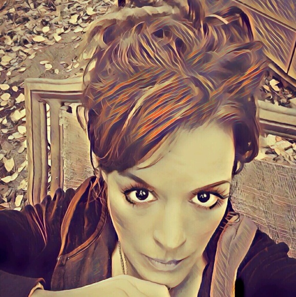 Profile Picture of Kim Plant (@kimmisakara) on Poshmark