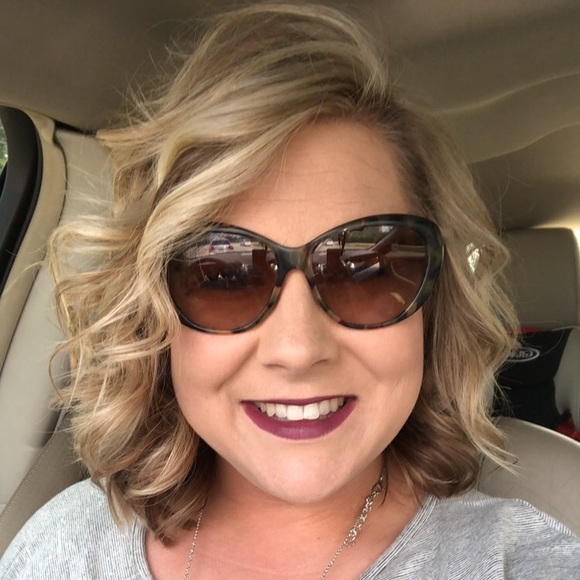 Profile Picture of Whitney Draper (@whitney_draper) on Poshmark