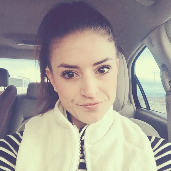 Profile Picture of Kinsey Machos (@kmachos) on Poshmark