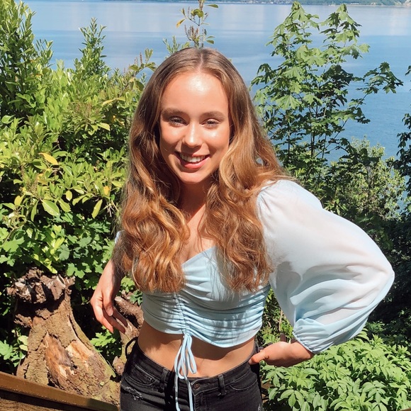 Profile Picture of Lea Wolf (@leawolfff) on Poshmark