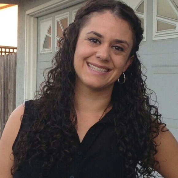 Profile Picture of Amanda Petros (@amandap999) on Poshmark