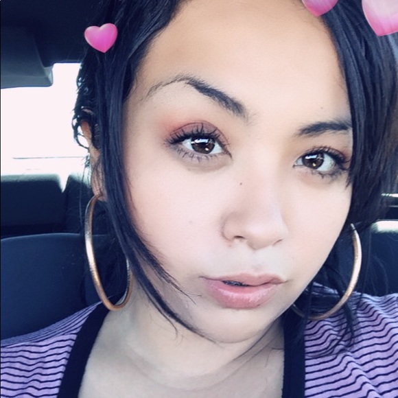 Profile Picture of Andrea Mota (@andreamota25) on Poshmark