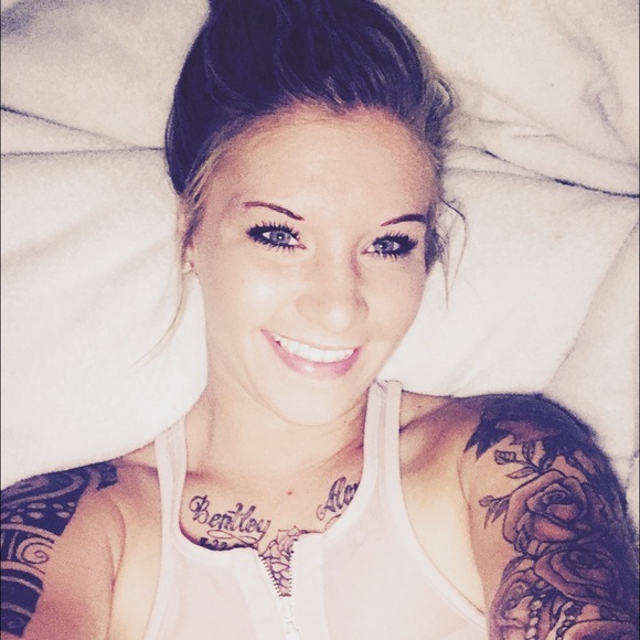 Profile Picture of Sarah Maynard (@sarah_maynard) on Poshmark