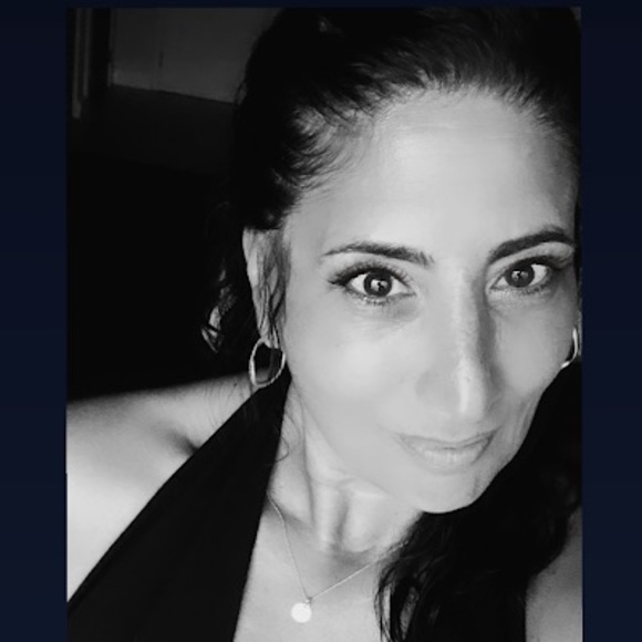 Profile Picture of Christine Comito (@christinecomito) on Poshmark