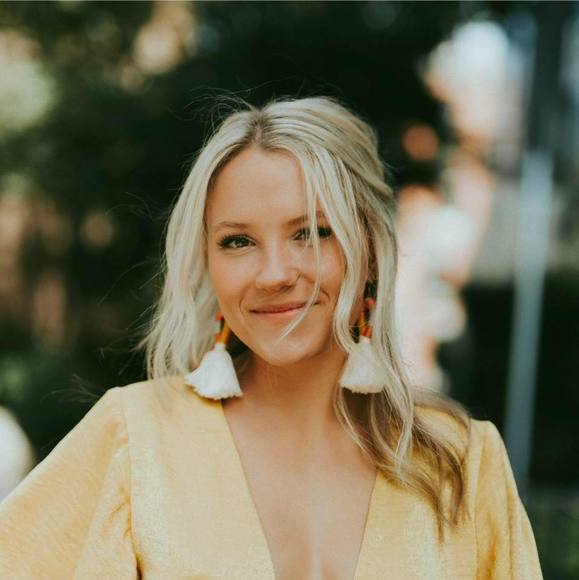 Profile Picture of Julie Ischer (@julieisc) on Poshmark