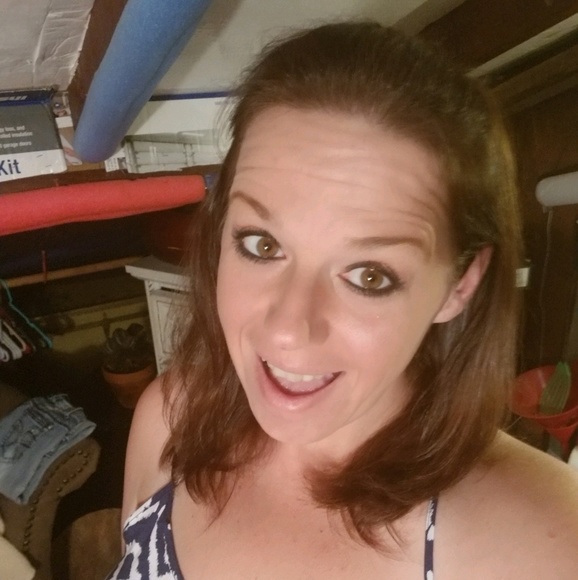 Profile Picture of Amber Shoop (@ashoop80) on Poshmark