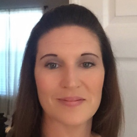 Profile Picture of Amanda Hogshead (@afhogshead) on Poshmark