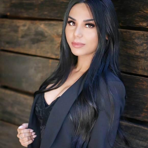 Profile Picture of Dayna Matthews (@djm1125) on Poshmark