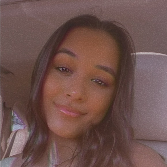 Mariana Silva - Poshmark Profile Picture of Mariana Silva (@lovemarianaa) on Poshmark