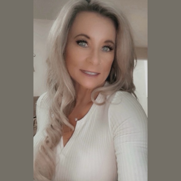 Profile Picture of Sandra Deskins (@runninlate64) on Poshmark