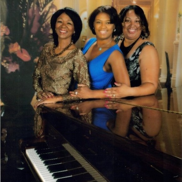 Profile Picture of Sara Handberry (@sarahandberry) on Poshmark