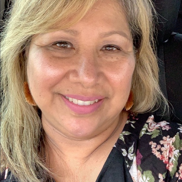 Profile Picture of Alice Rangel (@alice_rangel) on Poshmark