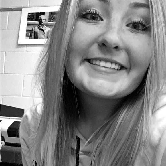 Profile Picture of Whitney Vowles (@whitney_kay) on Poshmark