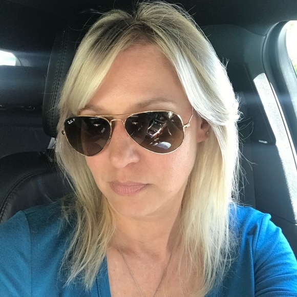 Profile Picture of Lori Blaker (@loveloribee) on Poshmark