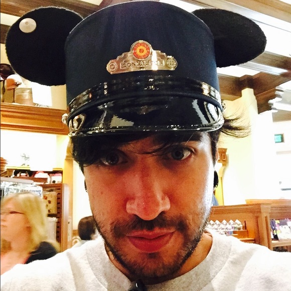 Profile Picture of Alex Zambrano (@iamalx) on Poshmark