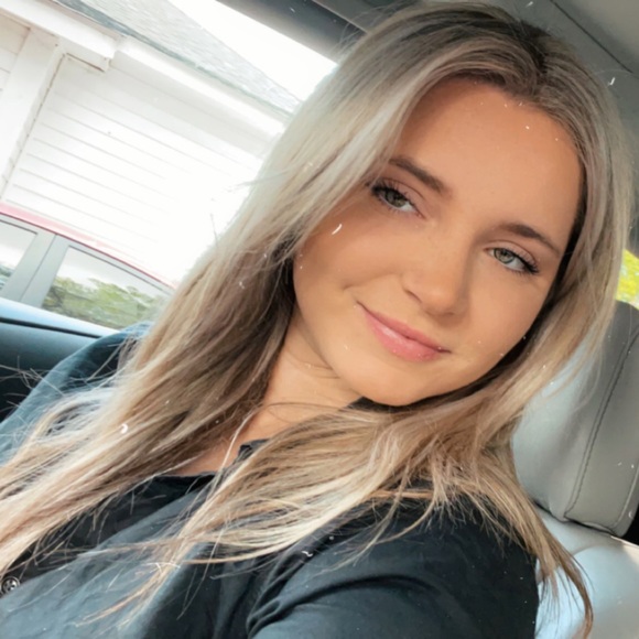 Profile Picture of Lizzie Frisbee (@lizziefrisbee) on Poshmark