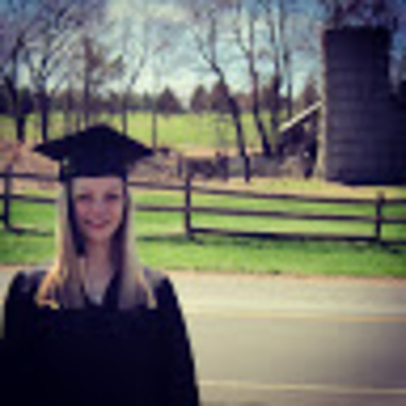 Profile Picture of Julia Bieber (@jabieber92) on Poshmark